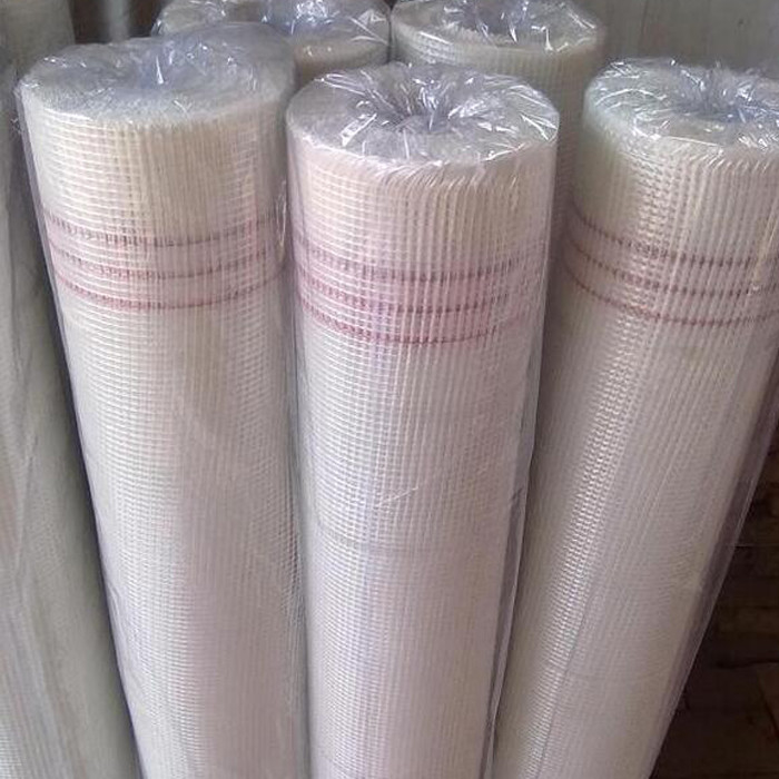 White Coated Fiberglass Mesh dalam 4*4mm Aperture Square Hole Shape 50m-200m Roll Length