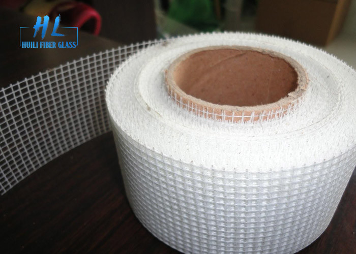 C Kaca 60g - 65g/m2 Serat kaca Self Adhesive Mesh Tape Kekuatan Alkali Resistant Free Sample