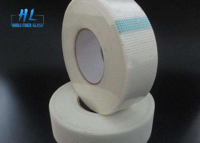 60g 3 * 3mm Self Adhesive Fiberglass Tape Warna Putih Untuk Memperbaiki Retak Dinding
