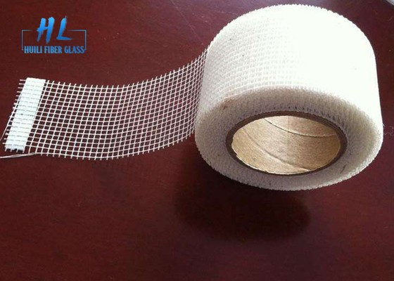 Pita Mesh Serat Kaca Self Adhesive Untuk Memperbaiki Retakan Dinding Kekuatan Tahan Alkali
